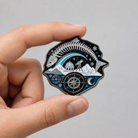 Épinglette en émail personnalisée, style antique et moderne, motif squelette de poisson, avec observatoire et boussole, pour cadeau nautique