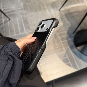 Étui de luxe matelassé antichoc pour iPhone 17 Pro Max 16/15/14/13 Pro <span class=keywords><strong>avec</strong></span> <span class=keywords><strong>porte</strong></span>-cartes et décorations métalliques de marque - Product Image 5