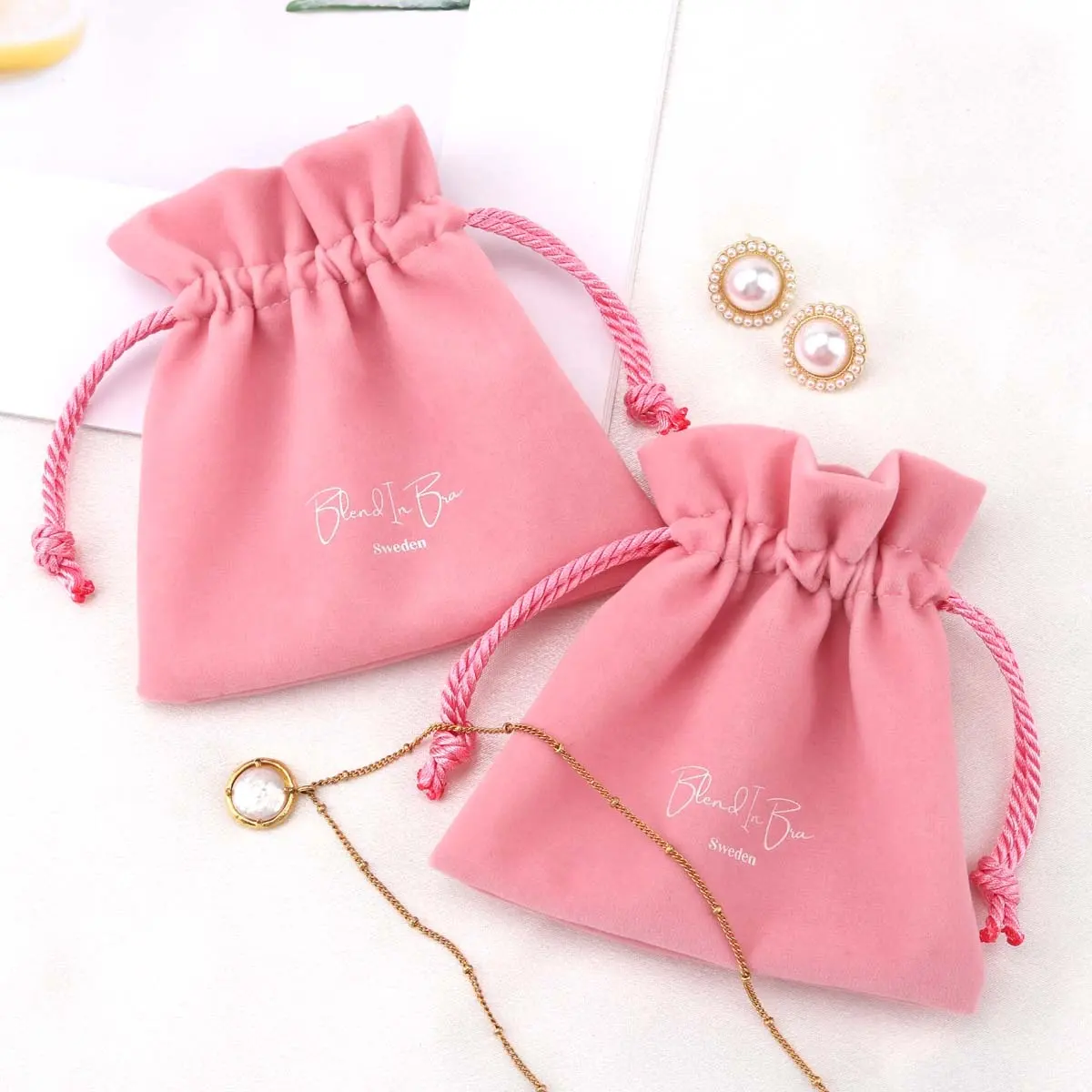 कस्टम लोगो मुद्रित छोटे गुलाबी मखमल कान की बाली अंगूठी पैकिंग बैग Drawstring मखमल उपहार गहने थैली