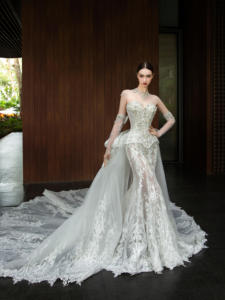 Abito da Sposa Sontuoso con Ricami Floreali in Cristallo e Perline Senza Spalline - Product Image 5