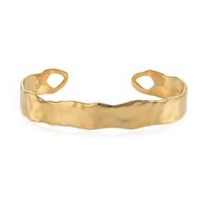 Brazalete Delgado de Mujer, Modelo Siren Muse, Chapado en Oro de Alta Calidad Gemnel - Product Image 3