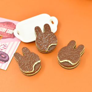 Cabujón de resina de conejo lindo con diseño de pastel de chocolate, estilo Kawaii, para accesorios de horquillas DIY y decoración de imanes de nevera de resina 3D - Product Image 2