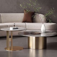 Table basse gigogne en pierre frittée biomorphe, acier inoxydable doré, minimaliste, écologique, durable, pour salon, hôtel, maison