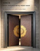 Porte d'entrée double coulissante YDNCN de luxe en aluminium moulé martelé bronze foncé, sculptée 3D artistique en forme de soleil doré
