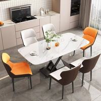 Ensemble de table à manger en pierre frittée facile à nettoyer avec base noire en forme de X et 4 chaises de couleurs mélangées, conçu pour les repas en famille