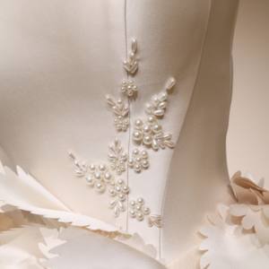 Nouvelle <span class=keywords><strong>Robe</strong></span> <span class=keywords><strong>de</strong></span> <span class=keywords><strong>Mariée</strong></span> Royale en Satin Blanc 2026, Bustier Queue <span class=keywords><strong>de</strong></span> Sirène, Fleurs Tridimensionnelles, Perles et Feuilles, Dos Lacé - Product Image 5