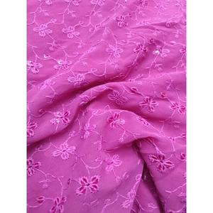 Tela Georgette Schiffli de Alta Calidad con Bordado Intrincado, Material Suave y Fluido para Prendas de Moda, Disponible para la Venta - Product Image 3
