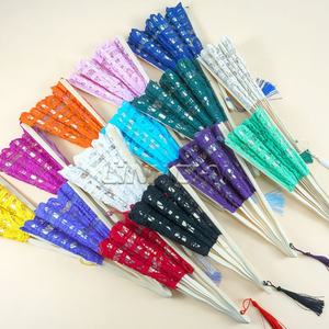 Abanico de mano de bambú a la moda, regalo de boda, abanico plegable de encaje chino con estampado de encaje - Product Image 3