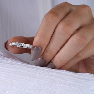 Elegante Anillo de Eternidad Completo en Plata con Piedras Transparentes Brillantes de Corte Redondo, Diseño Clásico de Lujo para Mujer, Ideal para Fiestas y Regalos - Product Image 4