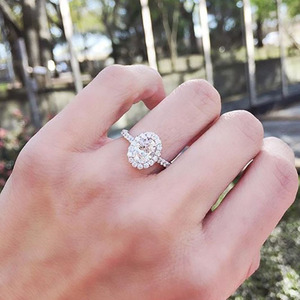 Anillo de Compromiso de Oro Blanco de 14K para Mujer con Diamante Ovalado Central y Halo de Diamantes, Banda Lateral con Diamantes Engastados, Anillo de Boda Clásico - Product Image 4