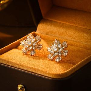 Boucles d'oreilles clous en zircon flocon de neige super scintillantes pour femmes, design luxueux et tempéré haut de gamme, polyvalentes, tendance et personnalisées - Product Image 3