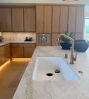 Meubles de cuisine modulaires écologiques en placage de chêne de style américain avec îlot et évier en quartz pour villa
