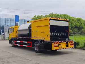 Camion distributeur d'asphalte de 6,8 mètres cubes avec réservoir en acier inoxydable, moteur et pompe pour l'entretien des routes urbaines et rurales - Product Image 3