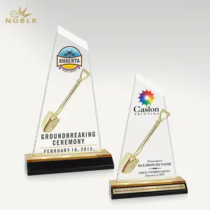 Noble Custom Acrylhars Award Met Een Embedded Metalen Shovel Trofee Beloont Relatiegeschenk Ambachtelijke Plaquette Presse-Papier