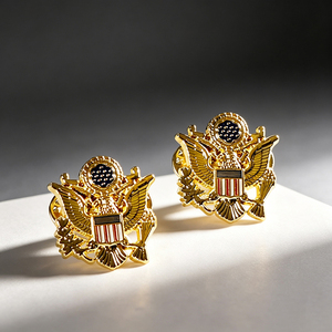 Par de insignias de solapa decorativas de aleación con diseño de águila dorada brillante y esmalte, de colores vivos, para uniformes formales, trajes y disfraces. - Product Image 1