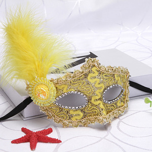 Piccola maschera di bellezza da principessa in stile veneziano con piume laterali per decorazioni per feste - Product Image 5