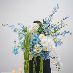 ช่อดอกไม้ประดิษฐ์สีฟ้าอ่อนขาว ประดับด้วยดอกอะมาแรนธัสสีเขียวและไฮเดรนเยีย สำหรับตกแต่งโต๊ะงานแต่งงาน - Product Image 1