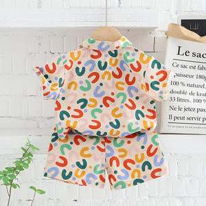 Completo Estivo 2024 per Ragazzi, Stile Europeo e Americano, Camicia con Lettere e Pantaloncini Traspiranti in Cotone - Product Image 3