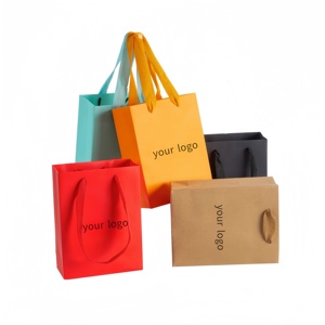 Sacs en papier kraft de luxe en gros, style pliable personnalisé avec poignée en corde pour vêtements, chaussures, sacs à main, emballage cadeau - Product Image 1