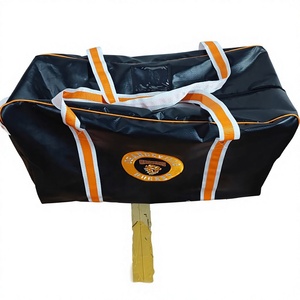 Grand sac de sport en PVC noir avec sangles orange et blanches - Product Image 3