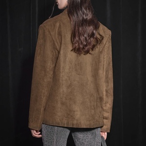 บริการรับผลิตเสื้อสูทผู้ชายแบบคลาสสิกสไตล์ลำลอง ผ้าหนังกลับพ่นสี แต่งบ่าเสริม พร้อมบริการสกรีนโลโก้ตามสั่งแบบขายส่ง - Product Image 4