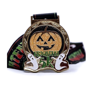 WD campione gratuito personalizzato medaglia di smalto, bagliore in zucche scure caramelle mais halloween run 5k medaglia - Product Image 1