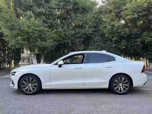 <span class=keywords><strong>Volvo</strong></span> <span class=keywords><strong>S60</strong></span> d'occasion <span class=keywords><strong>2022</strong></span>, berline de luxe intermédiaire, B4 Inscription Luxury FWD 7AT 48V Mild Hybrid, sûre et confortable - Product Image 4