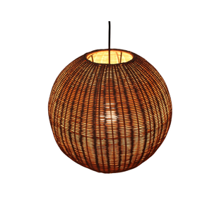 La lampe 015 présente un abat-jour moderne en forme de boule avec une tressage unique en rotin naturel, créant une ambiance chaleureuse et confortable, idéale pour embellir votre intérieur. - Product Image 3
