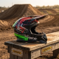 Casque de motocross rouge et noir intégral pour moto tout-terrain avec design graphique