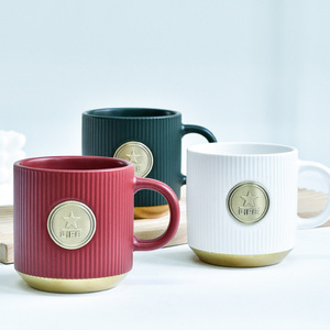 Taza de Cerámica con Emblema de Bronce Chapado en Oro, Diseño Redondo Moderno, Duradera, Ideal para Regalos Empresariales - Product Image 1