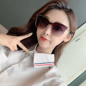 Gafas de Sol de Moda para Mujer, Lentes de PC con Protección UV400, Montura Dorada, Tamaño Grande, Protección Solar, Estilo para Viajes y Conducción - Product Image 4