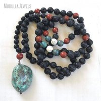 MN21223 Collier diffuseur d'huiles essentielles en pierre de lave et turquoise, 108 perles de prière Mala nouées à la main, bijoux tibétains pour le chakra Racine