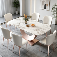 Table basse rectangulaire moderne et minimaliste, avec plateau en marbre et base en métal, idéale pour le salon.