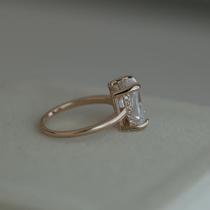 Anello classico con pietra quadrata a quattro punte per donna, design intarsiato in tonalità rosa, gioielli eleganti e alla moda - Product Image 3