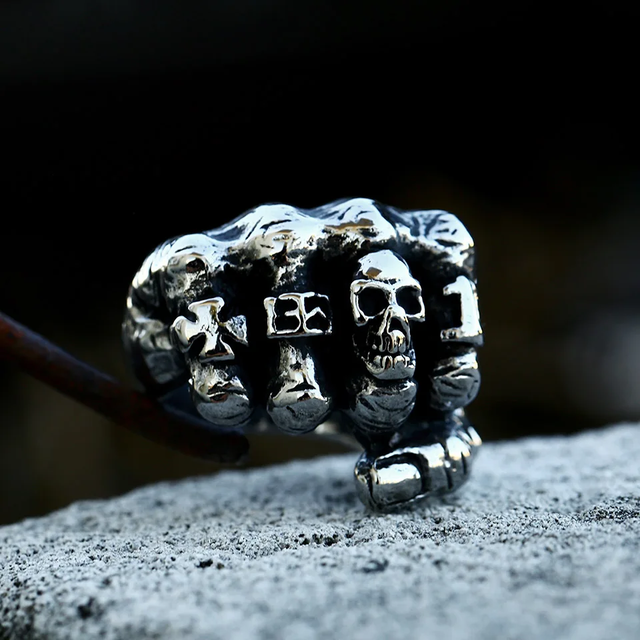 SS8-1058R Unique Creative Design Skull Fist Men's Ring Fingers Skeleton Hand Ring Punk Hip Hop Jewelry