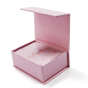 Boîte magnétique rose personnalisée avec impression de cartes de jeu, jeu de cartes pour adultes et couples, design de logo pour vous - Product Image 2