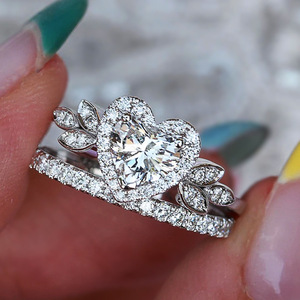 Anello con Diamante Taglio Cuore T0841 in Oro Bianco, Colore D Naturale, Gioiello da Donna per Fidanzamento - Product Image 1