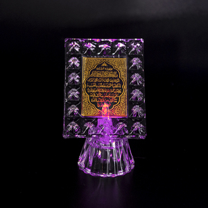 Décoration de livre de <span class=keywords><strong>Coran</strong></span> en cristal musulman de vente directe d'usine logo personnalisé cadeaux islamiques livre de <span class=keywords><strong>Coran</strong></span> en cristal avec base de lumière LED - Product Image 4
