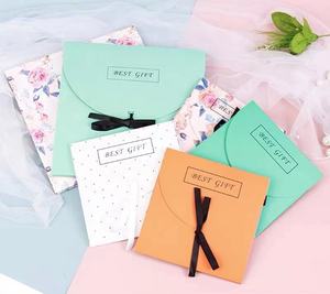 サテンスカーフ カスタムプリントデザイン パーソナライズド スクエア ブラック ホワイト レディース ハンカチ - Product Image 6