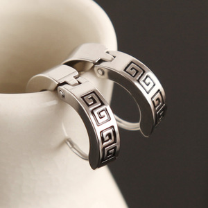 Orecchini in acciaio inossidabile placcato oro 14k alla moda stile di incisione maschio cerchio in acciaio per matrimoni - Product Image 2