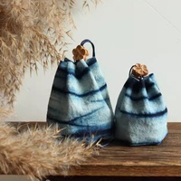 Sachet parfumé artisanal en coton biologique teint à l'indigo, teinture botanique, désodorisant pour armoire, maison et voiture
