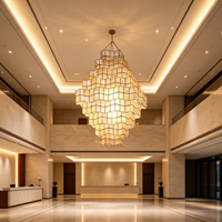 Lustre moderne sur mesure en albâtre, grand et carré, design empilé, lampe suspendue pour hall d'hôtel, réception, villa
