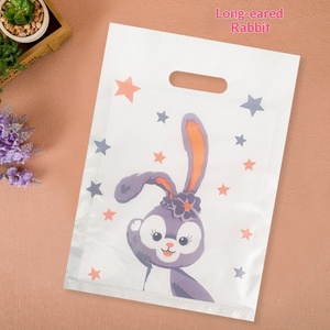 <span class=keywords><strong>Sac</strong></span> fourre-tout en plastique PE imprimé avec logo pour l'emballage <span class=keywords><strong>de</strong></span> vêtements pour enfants et <span class=keywords><strong>de</strong></span> cadeaux - Product Image 2