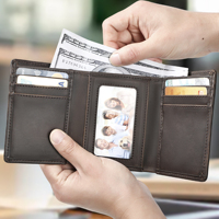 Dompet Lipat Tiga untuk Pria, Dompet Kulit dengan 8 Slot Kartu dan 2 Kantong Uang serta 1 Slot Foto Transparan - Warna Kopi