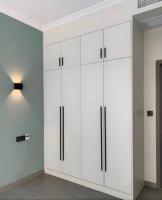 Armoire moderne en bois massif Solution de rangement intemporelle pour chambre à coucher ou couloir Mobilier de maison DIY durable et peu encombrant