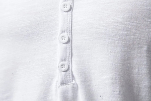 Camiseta deportiva de verano para hombre a la moda nueva de cuatro botones con cuello en V de manga corta blanco sólido de poliéster/algodón - Product Image 4