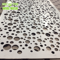 Trou de poinçonnage en aluminium Tôle perforée Panneaux de treillis métallique perforé pour la décoration