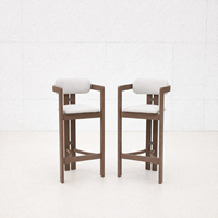 Chaises et tabourets de bar d'extérieur en bois, modernes, confortables et luxueux pour villa, hôtel, terrasse et jardin