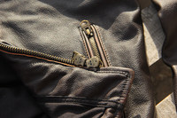 Jaket Kulit Asli Pria Moto & Biker J100 Model Vintage Distressed Cowskin Kerah Tegak Slim Fit dengan Banyak Patch Huruf untuk Musim Dingin