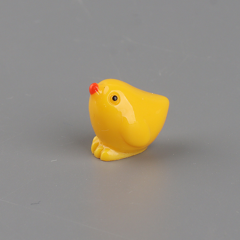 Pollito amarillo mirando hacia arriba